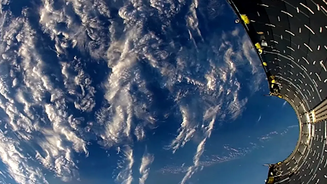 SpaceX a recuperat prima treaptă a unui lansator spaţial, după o aterizare reuşită la punct fix - VIDEO 