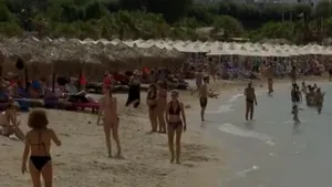 Mii de oameni la plajă, în Grecia. Autorităţile au deschis zona litorală turiştilor şi localnicilor