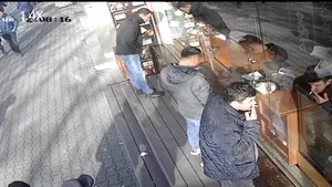 VIDEO. Metodă nouă. Cum acţionează trei escroci la o covrigărie din Focşani