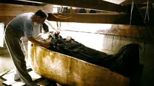 Tutankhamon a avut un pumnal care provine din spaţiu - GALERIE FOTO