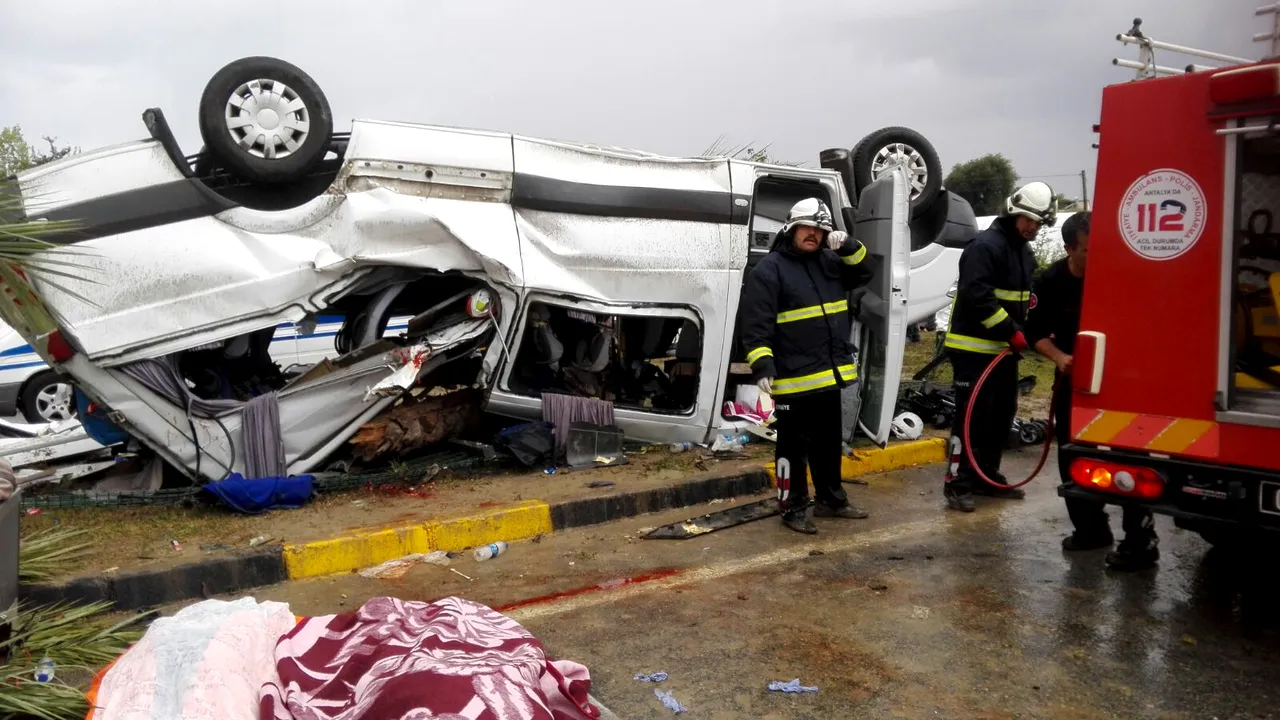 Cel puţin trei morţi şi 10 răniţi, după răsturnarea unui autobuz cu turişti, în Turcia