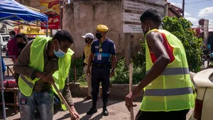 Covid-19: Ţara unde cei care nu poartă măşti în public vor mătura trotuarul