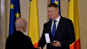 COMENTARIU Sorin Avram: Iohannis, cu halatul alb pe umeri şi cu decoraţiile în buzunar 