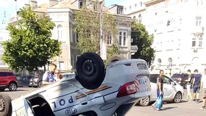 FOTO | Maşină de poliţie, răsturnată pe Şoseaua Ştefan cel Mare din Capitală 