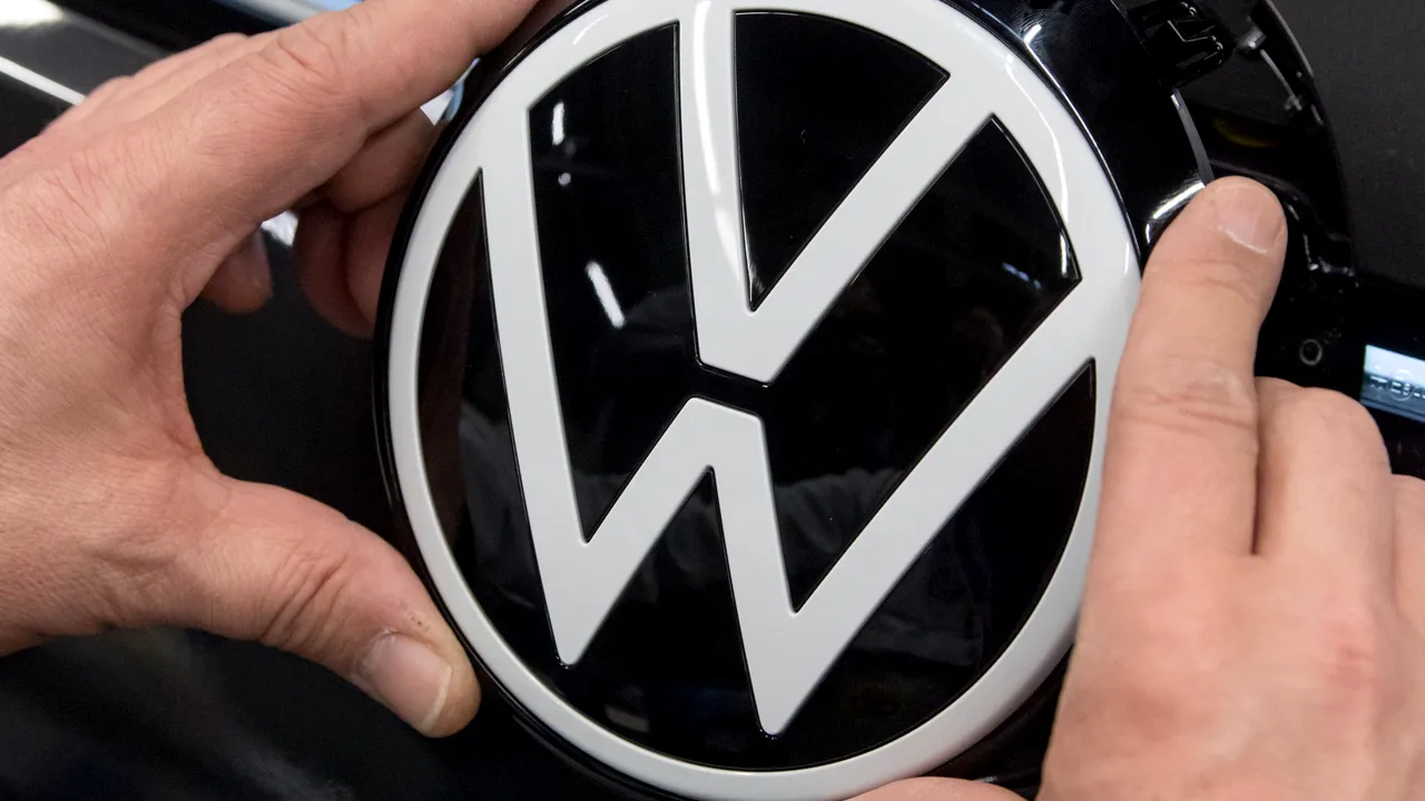 Cade securea la unul din cei mai mari producători auto europeni. VW vrea să dea afara zeci de mii de oameni în maxim cinci ani