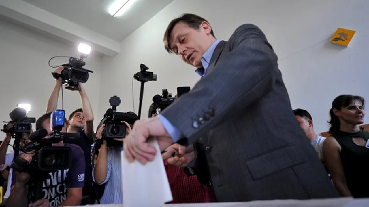 ALEGERI PARLAMENTARE: Crin Antonescu şi Liviu Dragnea au votat împreună. Antonescu: Din păcate vremea nu ne-a fost favorabilă