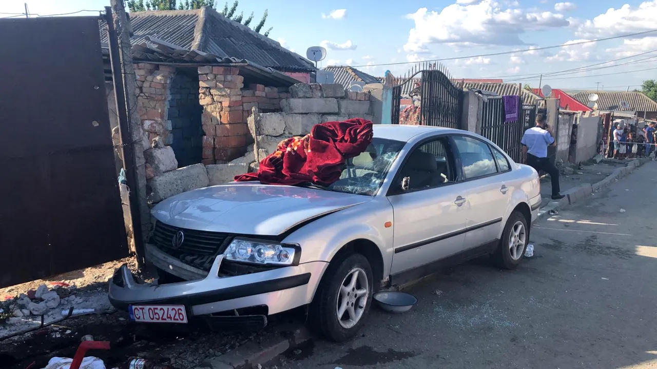 Adolescentul care a intrat cu maşina într-un grup de oameni, în Medgidia, a fost reţinut de poliţişti/ Două femei au murit în urma accidentului