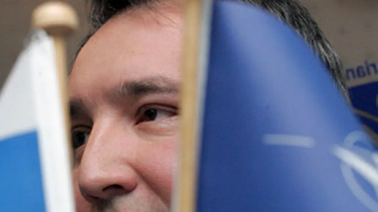 Dmitri Rogozin i-a dăruit lui Scheffer o secure în semn de împăcare între Rusia şi NATO