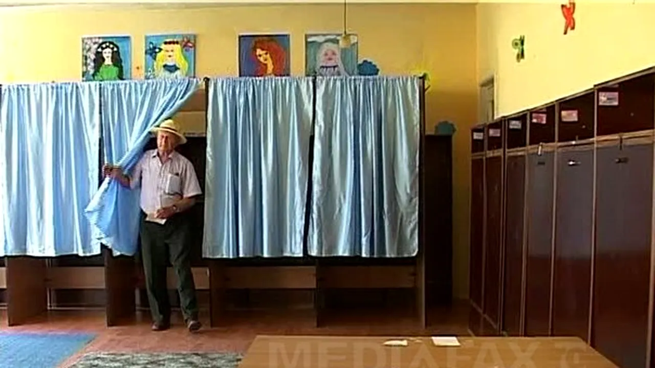 Piteşti: Bătrân în vârstă de 100 de ani, la referendum împreună cu fiica sa de 79 de ani - FOTO