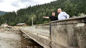 Premierul Ilie Bolojan, în vizită la Broșteni, localitate grav afectată de inundații