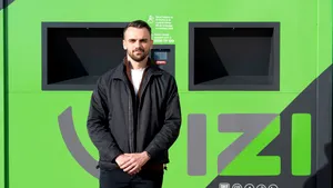 Ieșeanul care a brevetat colectarea PET-urilor cu sacul extinde RVM-urile IZI în șase orașe: planul pentru România