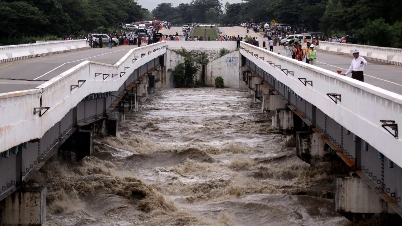 Mai mult de 50.000 de oameni şi-au evacuat locuinţele după ce un baraj s-a RUPT într-un stat asiatic