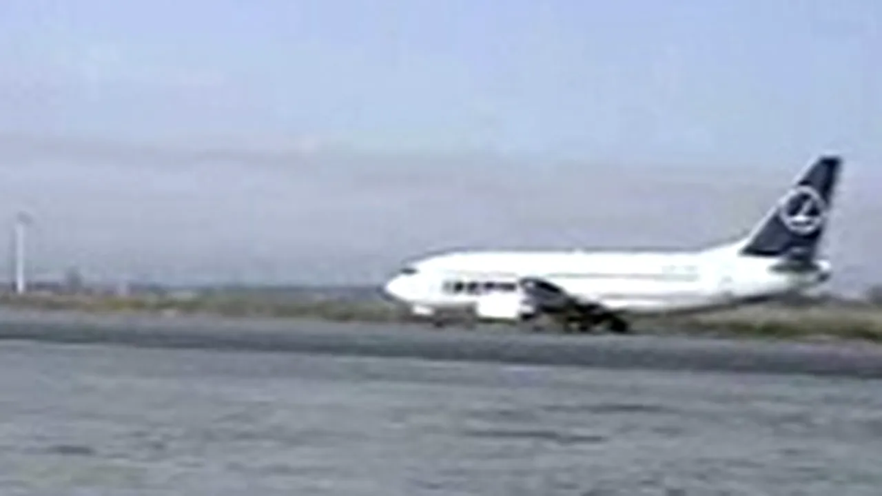 Otopeni: Un avion care se pregătea să decoleze s-a izbit de o maşină aflată pe pistă