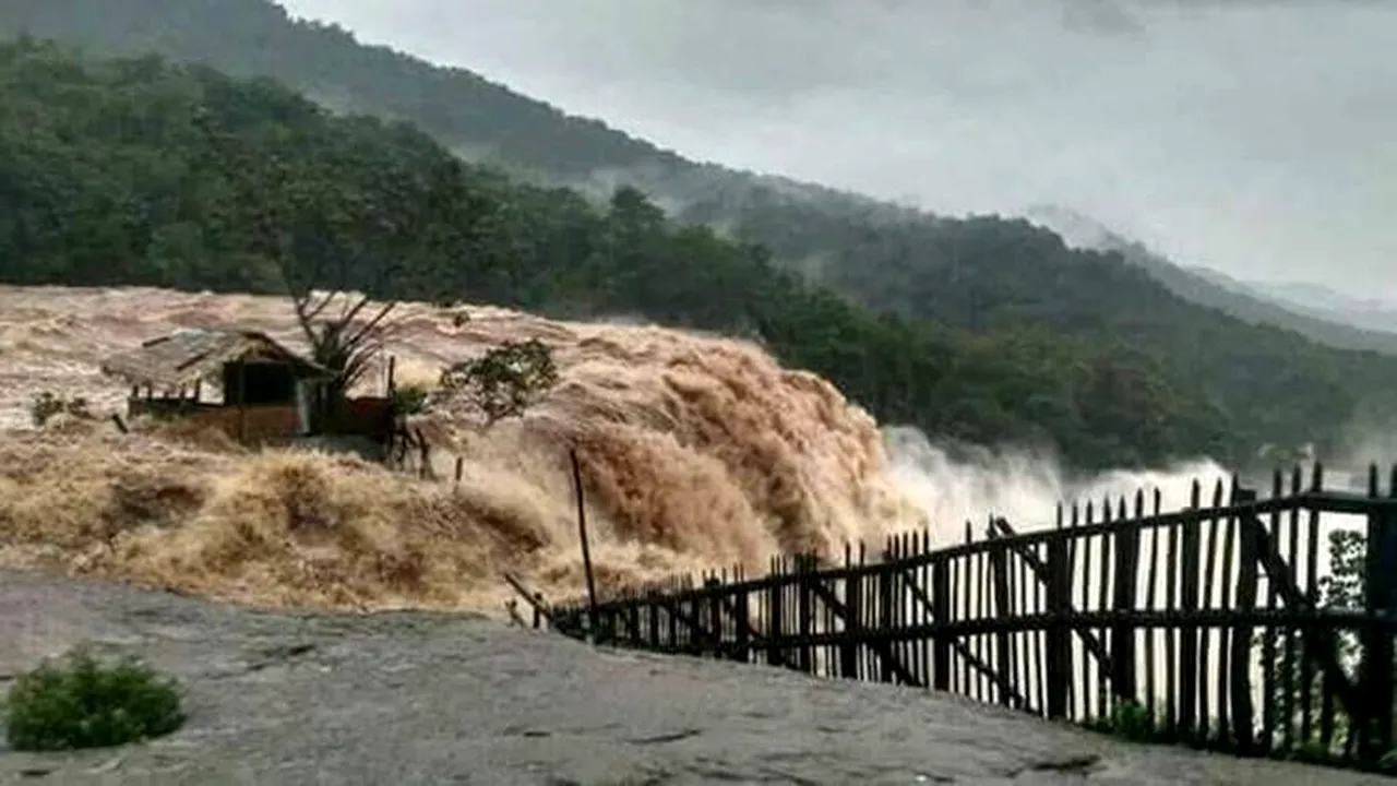 INUNDAŢIILE devastatoare din India: Bilanţul victimelor a ajuns la cel puţin 324 de morţi/ Peste 220.000 de persoane sunt în tabere de refugiaţi | VIDEO