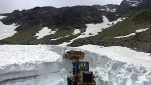 Ţi-ai făcut planuri pentru weekend? Imagini inedite: zapadă de 6 metri pe Transfăgărăşan, la jumătatea lunii Mai. VIDEO