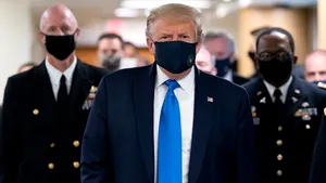 Donald Trump, văzut pentru prima dată purtând masca în public, de la începutul pandemiei de Covid-19