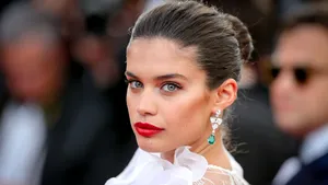 FOTO Sara Sampaio, apariţie INCENDIARĂ pe covorul roşu al Festivalului de la Cannes 