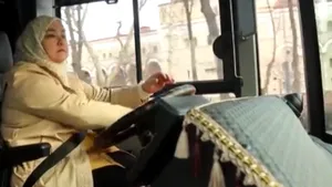 O ţară musulmană le permite femeilor să conducă autobuze şi camioane