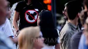 MANIFESTAŢIE în Piaţa Universităţii: Aproximativ o sută de persoane au cerut demisia lui Ponta - FOTO