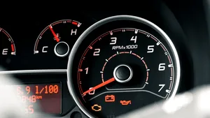 Martorul „Check Engine” s-a aprins în timp ce conduci. Cât timp poți continua fără să distugi motorul