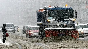 NINSOARE ÎN BUCUREŞTI: Peste 40 de utilaje împrăştie material antiderapant pe străzi