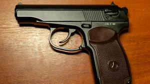 Un tânăr fără adăpost a fost prins de poliţişti având asupra lui un pistol şi 30 de cartuşe 
