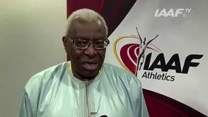 Le Monde: Diack a recunoscut că a primit bani de la un apropiat al lui Putin în schimbul tăcerii sale în cazurile atleţilor ruşi dopaţi
