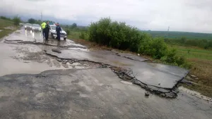 Dezastru la Galaţi. Inundaţiile au afectat 22 de drumuri judeţene, 83 de podeţe şi 44 de poduri