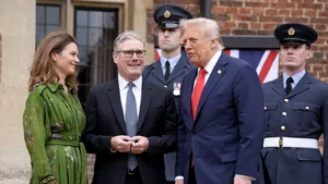 Trump i-a spus lui Starmer să folosească armata pentru a opri migranții din Canalul Mânecii