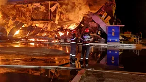 Incendiu violent la unul dintre cele mai cunoscute cluburi din Mamaia. Focul a fost lichidat după aproape patru ore | FOTO, VIDEO