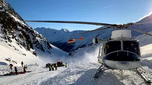 Tragedie în Alpii italieni: O femeie şi doi copii au murit, după ce o avalanşă s-a produs pe o pârtie de schi. VIDEO