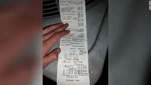 Un client a lăsat un bacşis de 1.300 de dolari, în ziua redeschiderii restaurantelor, în Texas. El a cerut iniţial să plătească dublul bonului fiscal