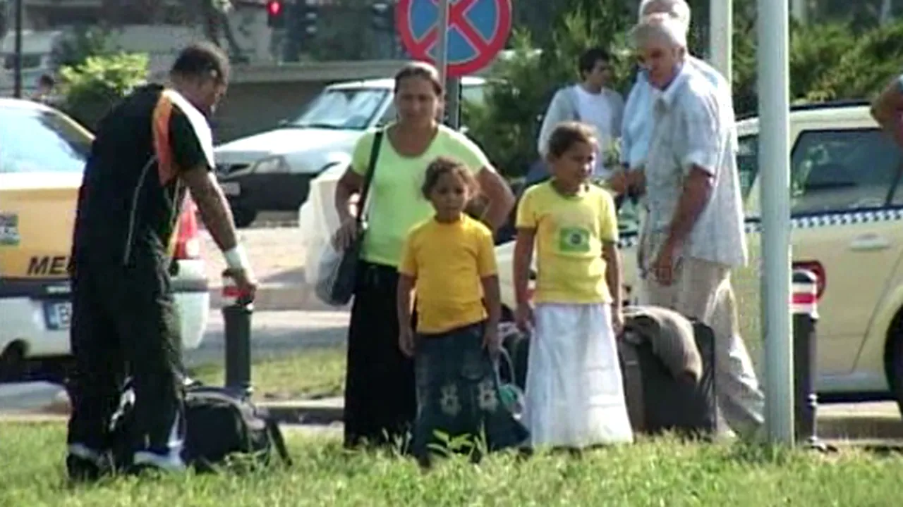 Câteva zeci de romi au sosit, joi, la Bucureşti de la Lyon, promiţând că vor reveni în Franţa