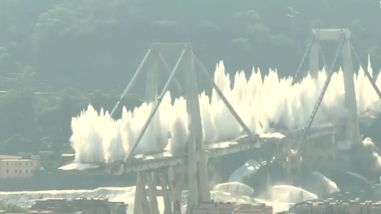 Podul Morandi din Genova, prăbuşit parţial în 2018, a fost demolat/ Imagini de la explozia controlată | VIDEO 