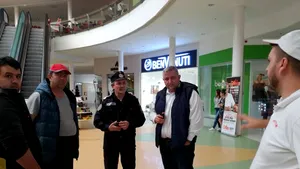 Aproximativ 150 de persoane, evacuate dintr-un centru comercial din Alba, după incendiu la un aparat de gătit | FOTO
