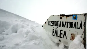 Traseele din Munţii Făgăraş au fost închise de salvamontişti