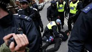 Poliţia britanică a arestat 57 de manifestanţi anti-G8, la Londra