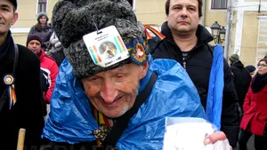 REPORTAJ: Un bătrân de 95 de ani vine la Alba Iulia întrucât ”iubeşte patria”. Tinerii, atraşi de paradă - FOTO