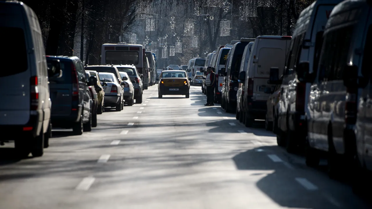 Transportatorii rutieri suspendă protestul de miercuri, „din respect pentru regele Mihai”/ Peste 50.000 de persoane erau  aşteptate să protesteze în faţa Guvernului
