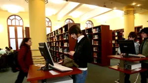 Băsescu: Sunt universităţi care eliberează doctorate pe bandă rulantă