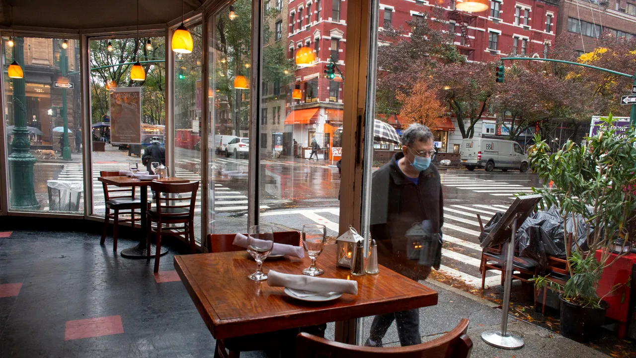 Masa în oraş, un „lux” pe care pandemia de COVID-19 nu îl mai permite. De azi, restaurantele din New York se închid la interior
