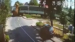 Un tren de persoane cu 30 de călători a deraiat în Botoşani/ VIDEO de pe camerele de luat vederi cu momentul accidentului