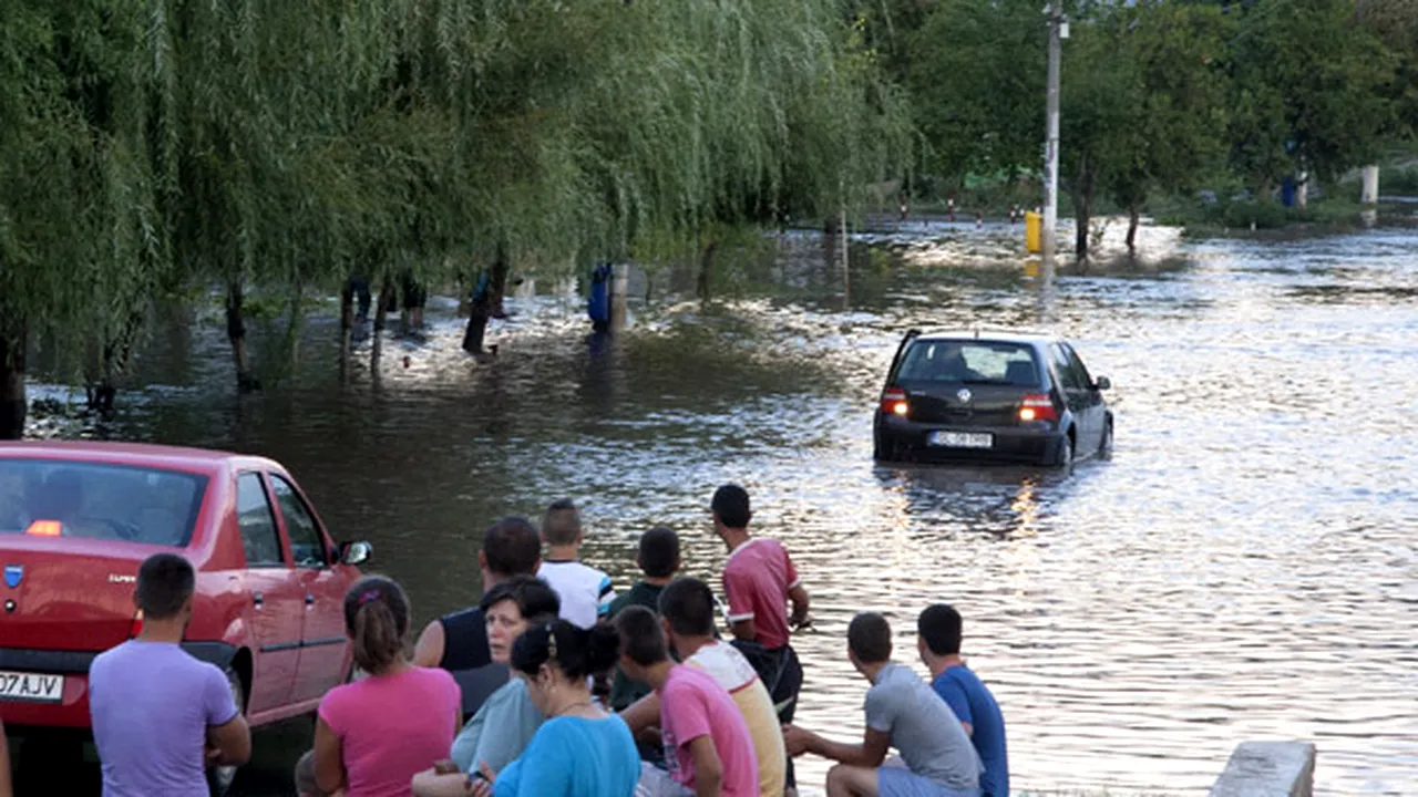 INUNDAŢIILE din Galaţi: 227 de locuinţe au fost distruse. Pagubele de infrastructură, evaluate la peste 7 milioane de lei