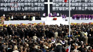 Cel puţin 100.000 de polonezi participă la ceremoniile în memoria preşedintelui Lech Kaczynski