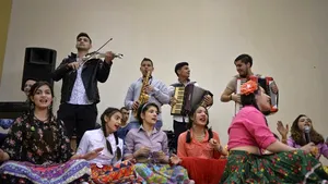 REPORTAJ: Ziua Romilor la Glina, cu oficiali ai ambasadelor. Primarul: Aceşti oameni are nevoie de ajutor - FOTO şi VIDEO