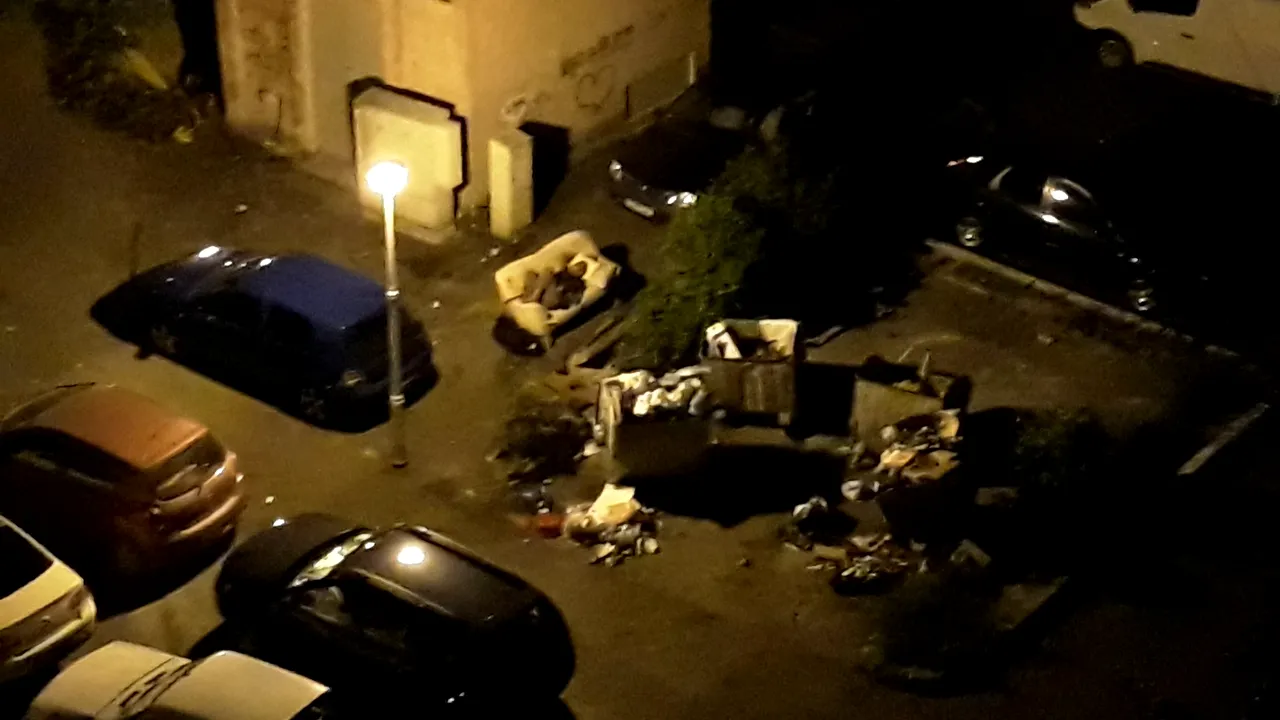 Locuitorii unui cartier din Craiova se plâng că oamenii străzii şi-au făcut adăpost lângă tomberoane