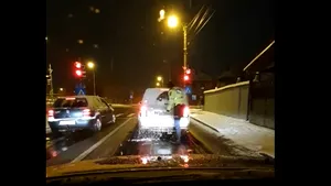 VIDEO viral. Un poliţist din Sibiu coboară din maşină şi şterge luneta autoturismului din faţă