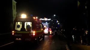 Un microbuz în care se aflau 11 persoane s-a răsturnat pe Valea Oltului
