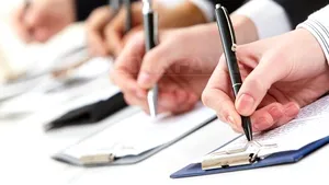 Guvernele României şi Republicii Moldova au semnat Planul integrării europene a statului moldovean. Membrii guvernelor, huiduiţi la ieşirea din sediul Universităţii Cuza