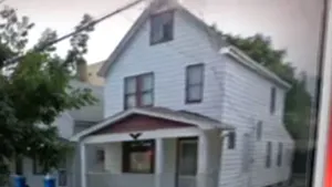 Cazul femeilor ţinute ostatice în Cleveland: Casa în care Ariel Castro a sechestrat trei femei a fost demolată - VIDEO